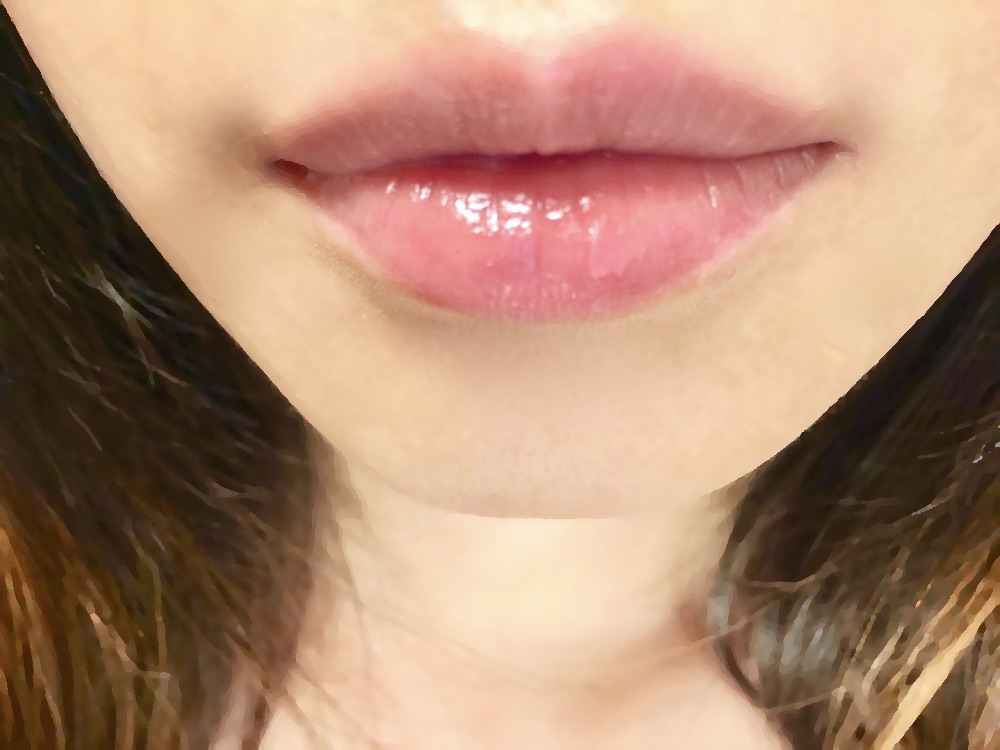 メンソレータムウォーターリップ色つきタイプラズベリーレッドを塗った後の唇