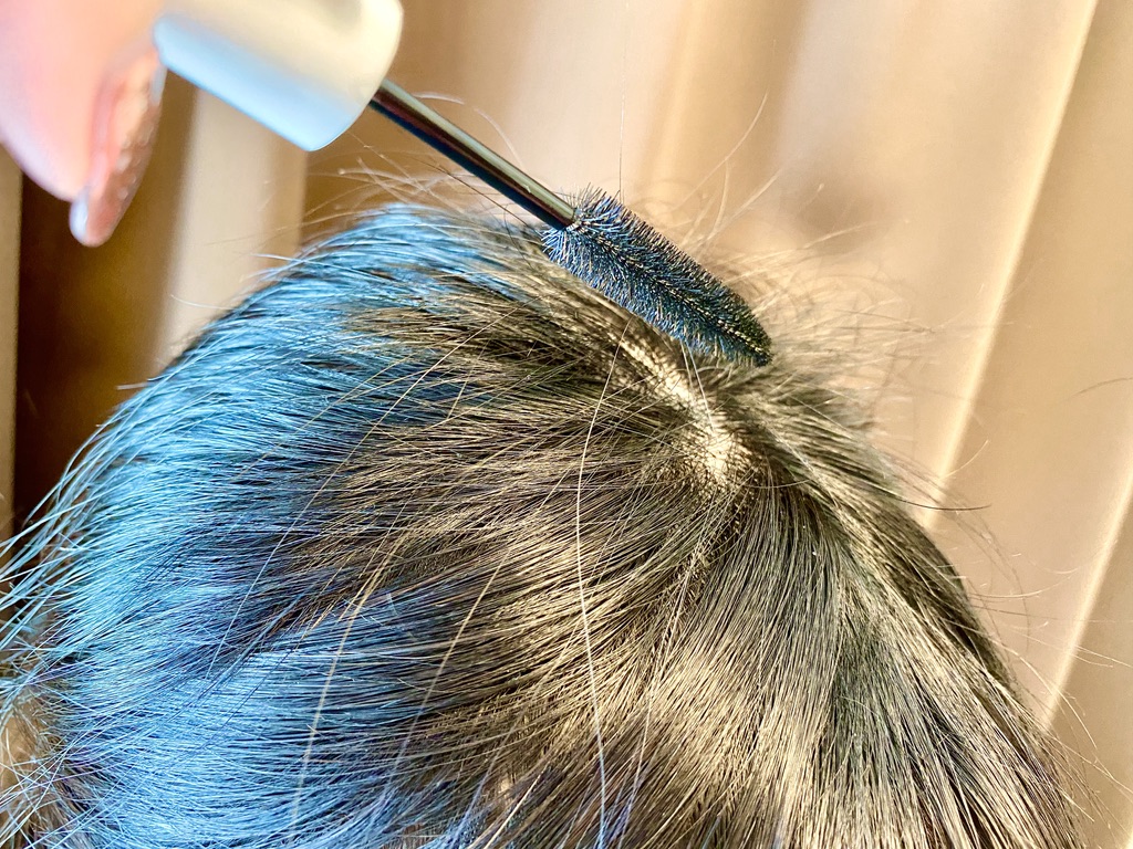 プリュスオーポイントリペアをアホ毛に塗る場面斜めアングル