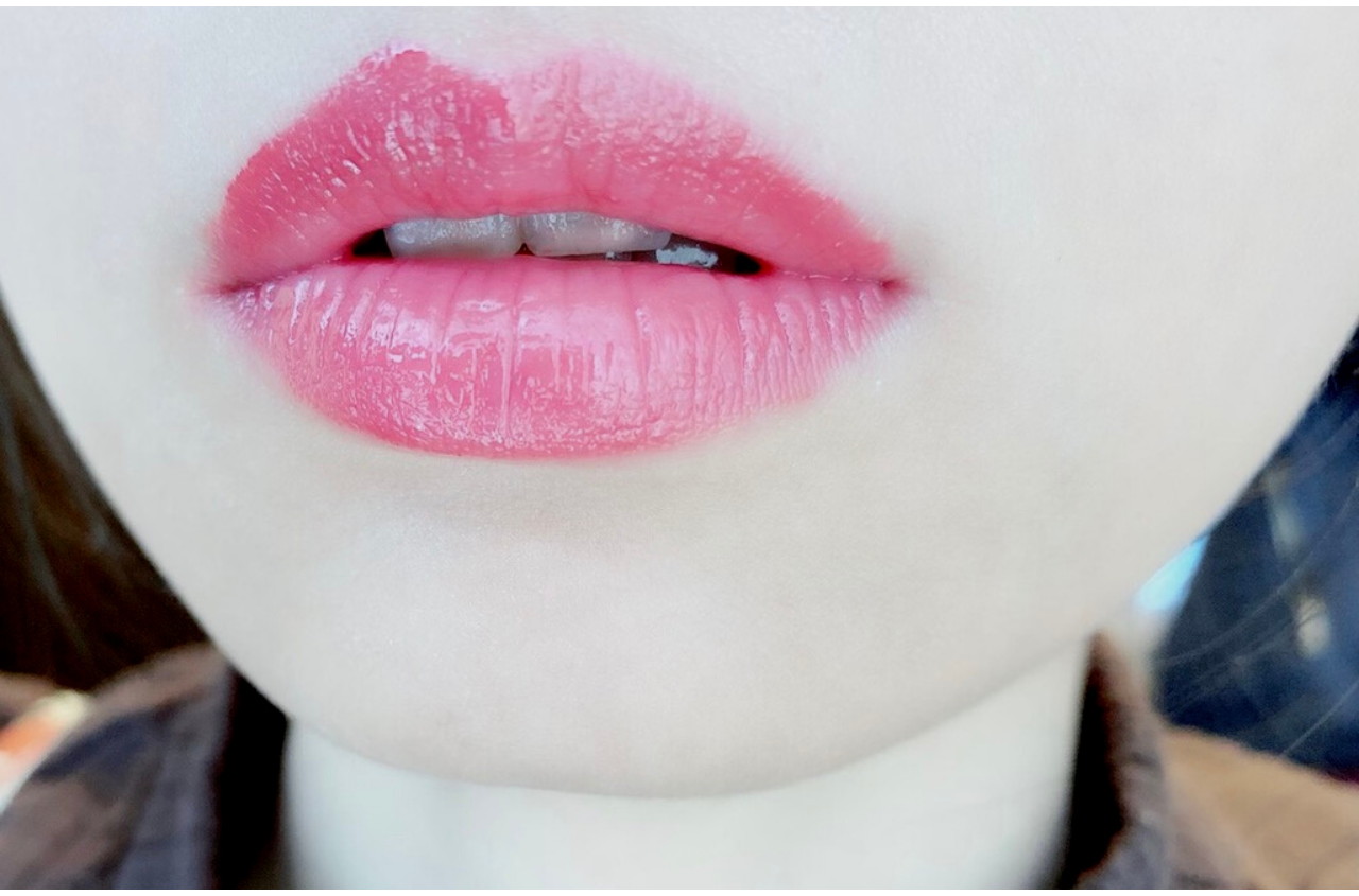 セザンヌカラーティントリップCT02レッド系を唇に塗ったところ